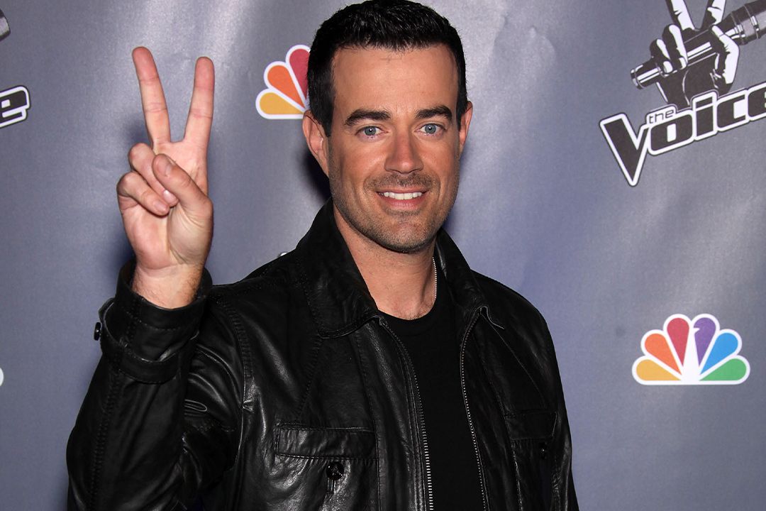 carson daly giving peace sign